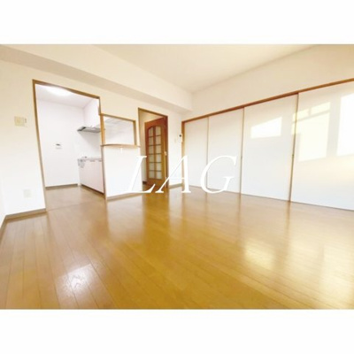 【居間・リビング】 | コリーヌアンソレイエ | 洋室のお部屋です。