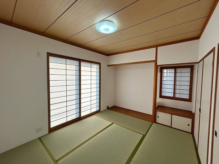 明王台2丁目　1999万の和室|青畳か敷かれた伝統的な和室で、目隠しや採光に適した障子戸が設置されています。