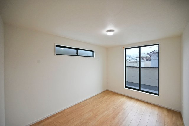 KEIAI GRACE上ケ原五番町新築一戸建│4LDK+駐車2台可（制限有）の寝室|-洋室9.0帖(2F)-
主寝室は約9.0帖のゆったりとした広さを確保。バルコニーに面した2面採光で、自然光を感じながら快適に過ごせます。