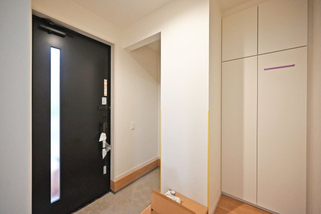 KEIAI GRACE上ケ原五番町新築一戸建│4LDK+駐車2台可（制限有）の玄関|土間収納に加え、トールタイプの玄関収納も完備！靴や外出用品をすっきり整理でき、きれいな玄関を保ちやすい設計です。