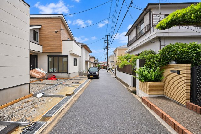 KEIAI GRACE上ケ原五番町新築一戸建│4LDK+駐車2台可（制限有）の前面道路含む現地写真|前面道路は東側4.0ｍ私道です。小学校や幼稚園まで徒歩10分圏内！毎日の通園・通学も安心で、子育て世代にもうれしい住環境です。