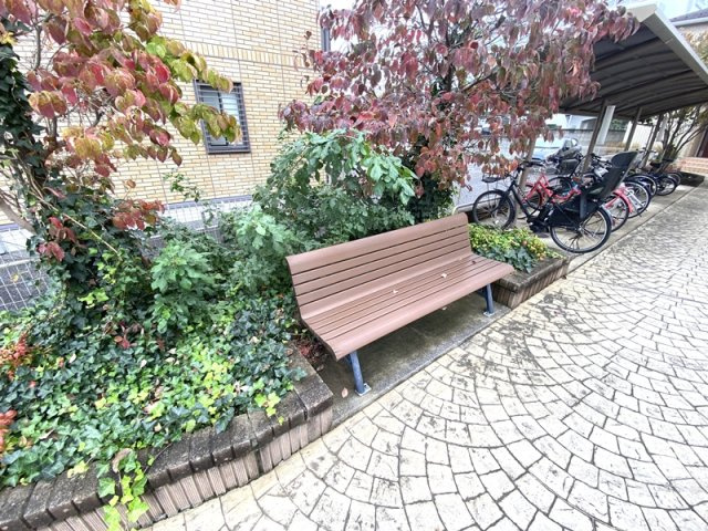 アルシオンA　のその他共用部分|敷地内ベンチあります☆彡