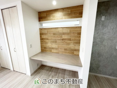 【居間・リビング】 | 宇都宮市駒生町　2号棟 | 木目調クロスがおしゃれなアクセントスペース☆お子様の宿題やリモートワークに最適なカウンターです♪