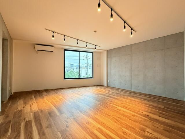 ＯＡＫ　ＶＩＬＬＡ　ＳＯＵ祐天寺の居間・リビング