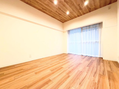 【洋室】 | シャルム梶ヶ谷　バス停約2分/WIC/食洗器 | ◆柔らかい陽光が差し込む明るいお部屋を演出する設計。彩光の取れる窓が気持ちの良いお部屋を創り上げます。