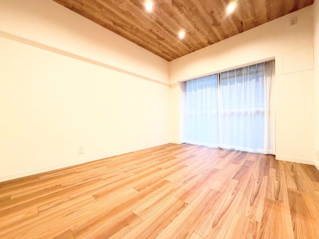【洋室】 | シャルム梶ヶ谷　バス停約2分/WIC/食洗器 | ◆柔らかい陽光が差し込む明るいお部屋を演出する設計。彩光の取れる窓が気持ちの良いお部屋を創り上げます。