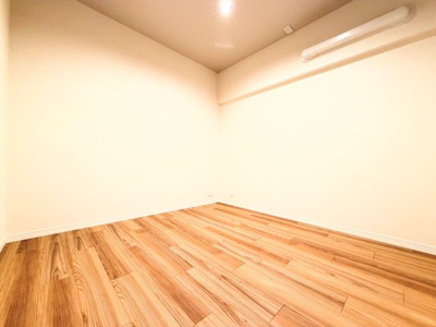 【洋室】 | シャルム梶ヶ谷　バス停約2分/WIC/食洗器 | ◆子どものスタディ空間として、あるいは書斎やホビールームとして生活スタイルに合わせて使えるプライベートルーム。居心地のいい落ち着いたインテリアが似合います。