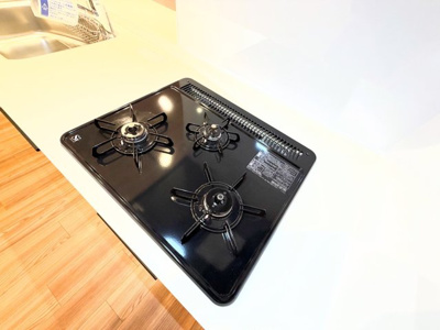 【キッチン】 | シャルム梶ヶ谷　バス停約2分/WIC/食洗器 | ◆長い時間滞在するキッチンだからこそ、食事の準備を楽しい時間に、忙しい時でもスムーズに無駄なく作業できる、お手入れも簡単にできるなど、毎日を楽しくするキッチンスペースに仕上げました。
