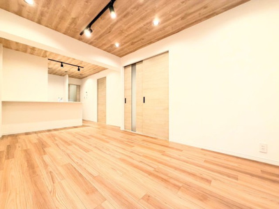 【居間・リビング】 | シャルム梶ヶ谷　バス停約2分/WIC/食洗器 | ◆柔らかな色合いのフローリングと清潔感のあふれる白のクロスが明るい空間を創り出しているリビングダイニング。家族の集まる憩いの場にふさわしいです。
