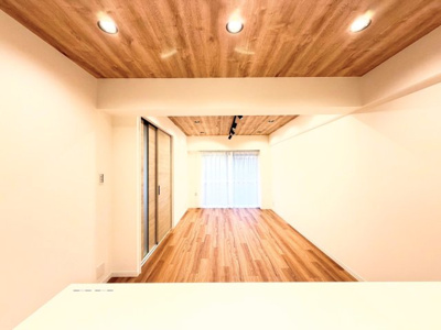 【居間・リビング】 | シャルム梶ヶ谷　バス停約2分/WIC/食洗器 | ◆ご家族の会話がはずむ、開放的なＬＤＫです。休日はお陽さまの光をたっぷりととりこめるぽかぽかリビングで過ごしませんか？
