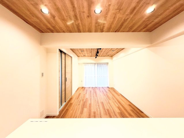 【居間・リビング】 | シャルム梶ヶ谷　バス停約2分/WIC/食洗器 | ◆ご家族の会話がはずむ、開放的なＬＤＫです。休日はお陽さまの光をたっぷりととりこめるぽかぽかリビングで過ごしませんか？
