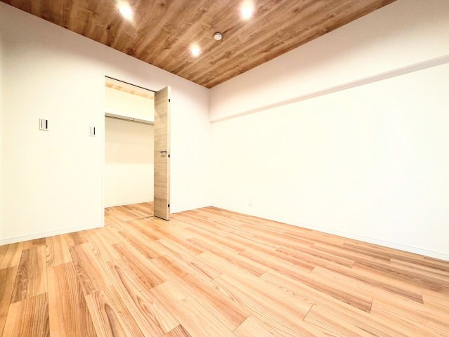 【洋室】 | シャルム梶ヶ谷　バス停約2分/WIC/食洗器 | ◆子どものスタディ空間として、あるいは書斎やホビールームとして生活スタイルに合わせて使えるプライベートルーム。居心地のいい落ち着いたインテリアが似合います。