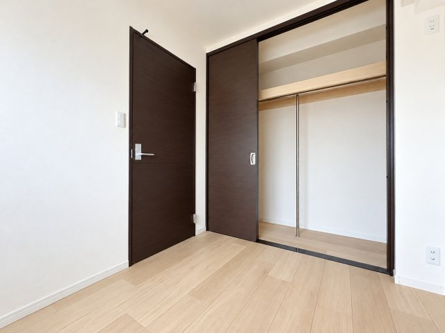 【洋室】 | ライオンズマンション六ツ川第3　最上階・角部屋/弘明寺駅利用可/ルーフバルコニー１４帖/南西向き | ◆広々とした洋室は、様々な用途に活用できます。子供部屋や書斎など、自由なアレンジが可能です。自分らしいスタイルで使い方を楽しめる明るい洋室です。