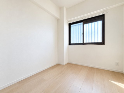 【洋室】 | ライオンズマンション六ツ川第3　最上階・角部屋/弘明寺駅利用可/ルーフバルコニー１４帖/南西向き | ◆窓から差し込む温かな光が、この部屋を心地よい場所へと変え、日々の生活を豊かに彩ります。