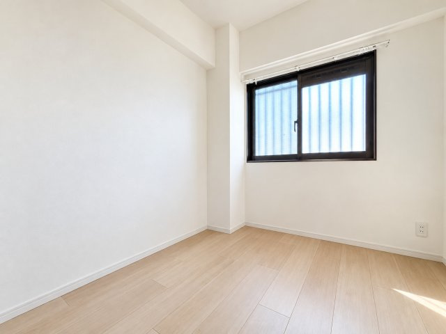 【洋室】 | ライオンズマンション六ツ川第3　最上階・角部屋/弘明寺駅利用可/ルーフバルコニー１４帖/南西向き | ◆窓から差し込む温かな光が、この部屋を心地よい場所へと変え、日々の生活を豊かに彩ります。