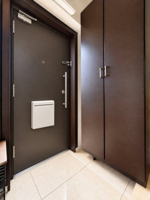【玄関】 | ライオンズマンション六ツ川第3　最上階・角部屋/弘明寺駅利用可/ルーフバルコニー１４帖/南西向き | ◆明るい玄関です！散らかりやすい玄関もスッキリする大容量のシューズボックス付き。