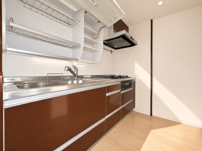 【キッチン】 | ライオンズマンション六ツ川第3　最上階・角部屋/弘明寺駅利用可/ルーフバルコニー１４帖/南西向き | ◆散らかりやすいキッチン周りには嬉しい収納棚。常に整理整頓を意識しなくてもキレイを保てます。