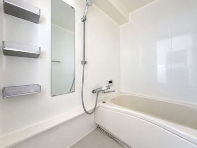 【浴室】 | ライオンズマンション六ツ川第3　最上階・角部屋/弘明寺駅利用可/ルーフバルコニー１４帖/南西向き | ◆広々とした空間でリラックスしながら入浴できます。快適さと利便性を追求したユニットバスで、心地よいバスタイムをお楽しみください。