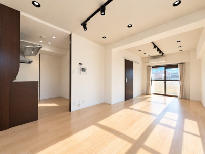 【居間・リビング】 | ライオンズマンション六ツ川第3　最上階・角部屋/弘明寺駅利用可/ルーフバルコニー１４帖/南西向き | ◆一家だんらんのスペースとなるＬＤＫ。窓から明るい光が差し込み、思わず家族の会話も弾む快適な空間。