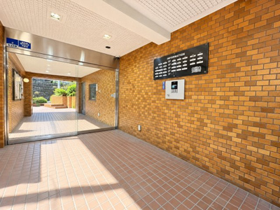 【エントランス】 | ライオンズマンション六ツ川第3　最上階・角部屋/弘明寺駅利用可/ルーフバルコニー１４帖/南西向き | ◆管理体制良好なマンションです。清潔感のあるエントランスに開放感のある住環境。