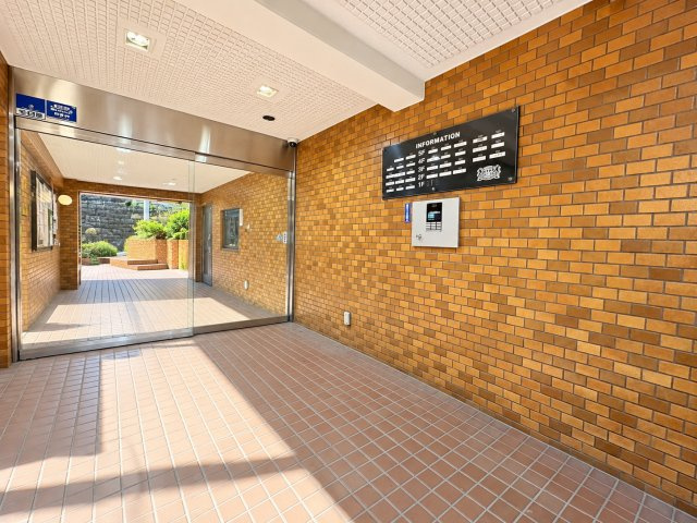 【エントランス】 | ライオンズマンション六ツ川第3　最上階・角部屋/弘明寺駅利用可/ルーフバルコニー１４帖/南西向き | ◆管理体制良好なマンションです。清潔感のあるエントランスに開放感のある住環境。