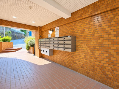 【設備】 | ライオンズマンション六ツ川第3　最上階・角部屋/弘明寺駅利用可/ルーフバルコニー１４帖/南西向き | ◆魅力的な共有スペースは、おしゃれなデザインと落ち着いた雰囲気が融合し、住人同士のコミュニケーションを促します。