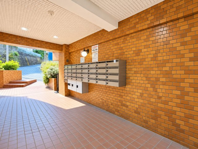 【設備】 | ライオンズマンション六ツ川第3　最上階・角部屋/弘明寺駅利用可/ルーフバルコニー１４帖/南西向き | ◆魅力的な共有スペースは、おしゃれなデザインと落ち着いた雰囲気が融合し、住人同士のコミュニケーションを促します。