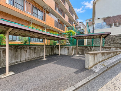 【駐輪場】 | ライオンズマンション六ツ川第3　最上階・角部屋/弘明寺駅利用可/ルーフバルコニー１４帖/南西向き | ◆マンションの敷地内駐輪場は、便利で安心な駐輪スペースを提供。