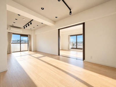 【居間・リビング】 | ライオンズマンション六ツ川第3　最上階・角部屋/弘明寺駅利用可/ルーフバルコニー１４帖/南西向き | ◆柔らかな色合いのフローリングと清潔感のあふれる白のクロスが明るい空間を創り出しているリビングダイニング。家族の集まる憩いの場にふさわしいです。
