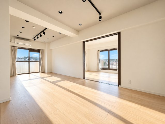 【居間・リビング】 | ライオンズマンション六ツ川第3　最上階・角部屋/弘明寺駅利用可/ルーフバルコニー１４帖/南西向き | ◆柔らかな色合いのフローリングと清潔感のあふれる白のクロスが明るい空間を創り出しているリビングダイニング。家族の集まる憩いの場にふさわしいです。
