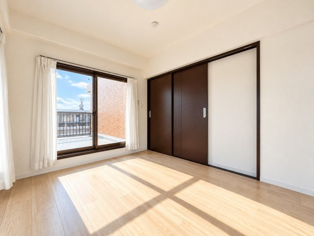 【洋室】 | ライオンズマンション六ツ川第3　最上階・角部屋/弘明寺駅利用可/ルーフバルコニー１４帖/南西向き | ◆広々とした洋室は、プライバシーを重視した居住空間です。自然光がたっぷり差し込む大きな窓からは美しい景色が望めます。ゆったりとくつろげる空間で、心地よい居住環境が魅力です。