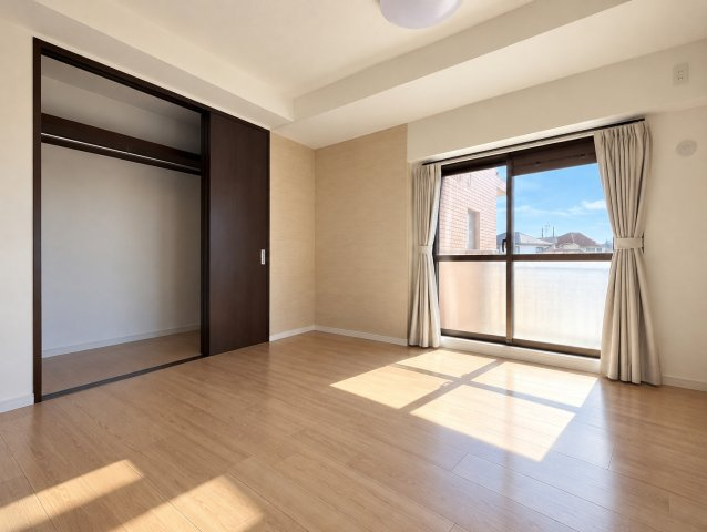 【洋室】 | ライオンズマンション六ツ川第3　最上階・角部屋/弘明寺駅利用可/ルーフバルコニー１４帖/南西向き | ◆窓から差し込む温かな光が、この部屋を心地よい場所へと変え、日々の生活を豊かに彩ります。