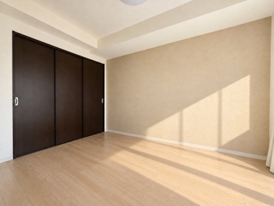 【洋室】 | ライオンズマンション六ツ川第3　最上階・角部屋/弘明寺駅利用可/ルーフバルコニー１４帖/南西向き | ◆広々とした洋室は、様々な用途に活用できます。子供部屋や書斎など、自由なアレンジが可能です。自分らしいスタイルで使い方を楽しめる明るい洋室です。