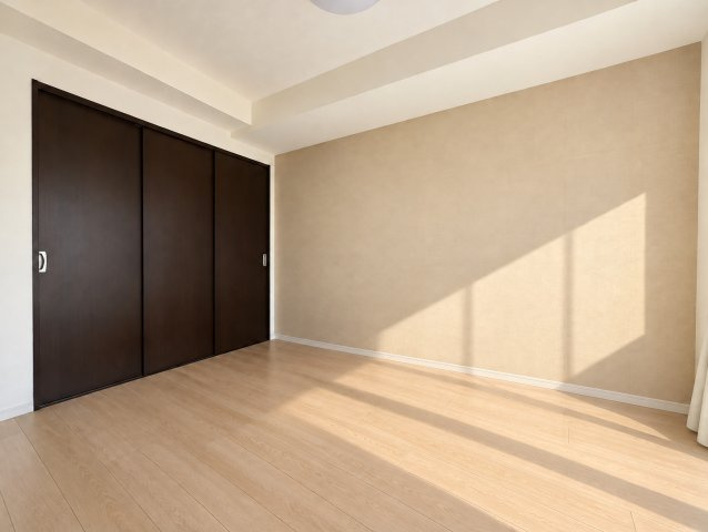 【洋室】 | ライオンズマンション六ツ川第3　最上階・角部屋/弘明寺駅利用可/ルーフバルコニー１４帖/南西向き | ◆広々とした洋室は、様々な用途に活用できます。子供部屋や書斎など、自由なアレンジが可能です。自分らしいスタイルで使い方を楽しめる明るい洋室です。