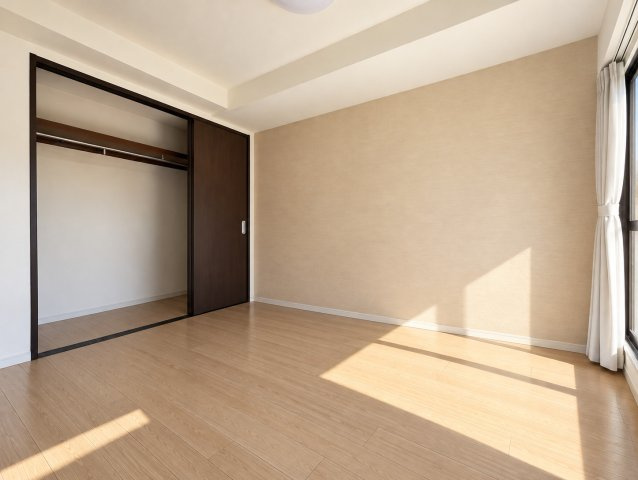 【洋室】 | ライオンズマンション六ツ川第3　最上階・角部屋/弘明寺駅利用可/ルーフバルコニー１４帖/南西向き | ◆広々とした洋室は、プライバシーを重視した居住空間です。自然光がたっぷり差し込む大きな窓からは美しい景色が望めます。ゆったりとくつろげる空間で、心地よい居住環境が魅力です。