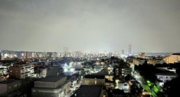 西八王子ハイツB棟の展望|最上階のお部屋から街の明かりを一望できる落ち着いた景色が魅力です。一日の終わりにバルコニーへ出て心地よい夜風を感じながら、ゆったりとした時間を過ごせる住環境が整っております