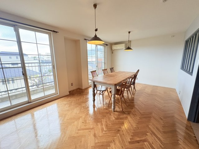 芦屋市大桝町の賃貸マンションの居間・リビング