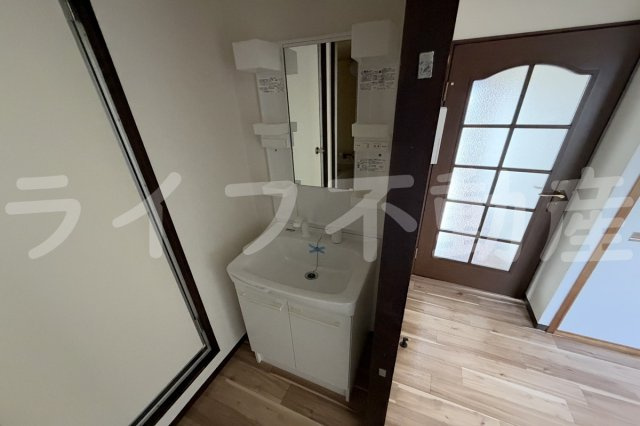 湊川マンションの独立洗面台|独立洗面台、小物を置くことができて便利です