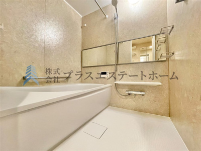 【浴室】 | プレサンス神戸和田岬ステーションフロント | 横長の鏡は浴室に個性的な印象を与えることができ、より浴室を広く見せ開放的な空間を演出することが可能♪