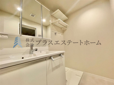 【独立洗面台】 | プレサンス神戸和田岬ステーションフロント | 身支度やお風呂上がり、寝る前の準備などの際に嬉しい大きな鏡付きです♪
