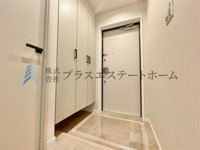 【玄関】 | プレサンス神戸和田岬ステーションフロント | 清潔感があり纏まった空間にしていただけるように、大型シューズBOXを設置♪