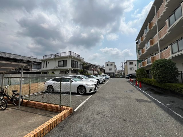 サンハイツ寝屋川の駐車場