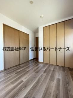 コーポベルヴューの洋室|落ち着いた色調の洋室です