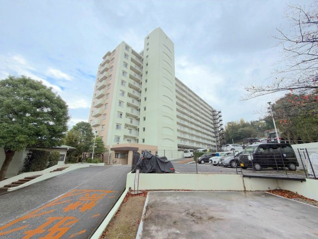 グリーンハイツ流山の外観|街並みに調和する落ち着いた佇まいのマンション外観。日々の管理が行き届いており、手入れされた植栽が住まう方を温かく迎えます。重厚感と清潔感を兼ね備えた設計で、安心感のある住まいを演出します。