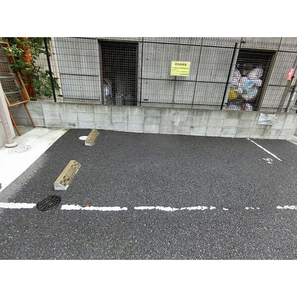 エグゼ難波東の駐車場