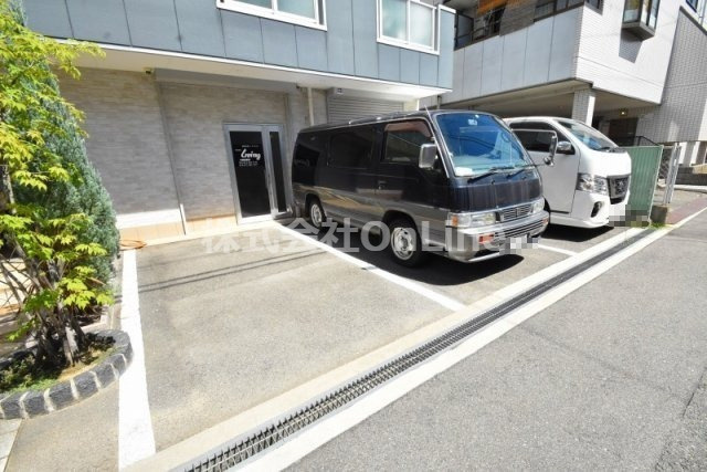 ONEメゾン東花園の駐車場
