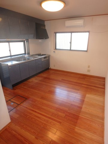 鶴ヶ島市鶴ヶ丘中古住宅の居間・リビング|ゆったり過ごせるリビングです