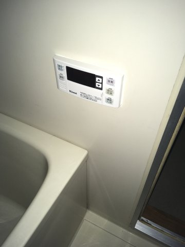 お風呂にあるリモコンです。追炊きや自動湯張り機能付きです♪