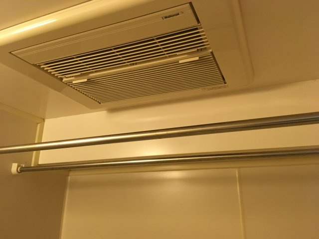 便利な浴室乾燥機付きで、雨の日でも洗濯物を乾かせます♪
