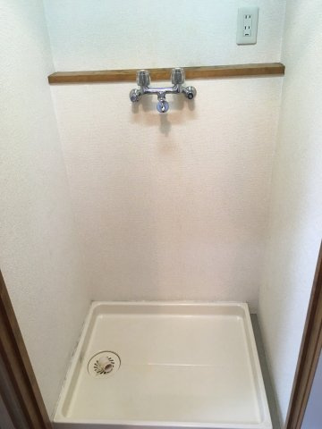 洗濯機置き場が廊下にあり、扉で隠すことも出来ます♪